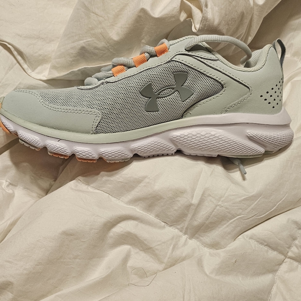 UNDER ARMOUR Charged Assert 9 Marble. Size 7.